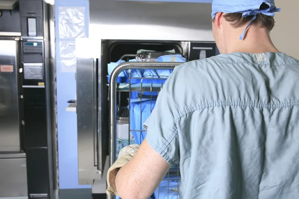 Medisch personeel steriliserende handen en armen voor de operatie — Stockfoto