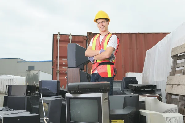 Un trabajador que recicla cosas en un centro de reciclaje — Foto de Stock