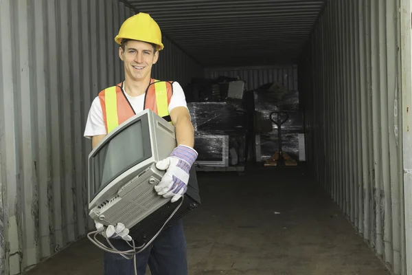 Um trabalhador que recicla coisas no centro de reciclagem — Fotografia de Stock