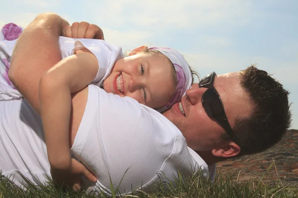 Vater und Tochter amüsieren sich draußen — Stockfoto