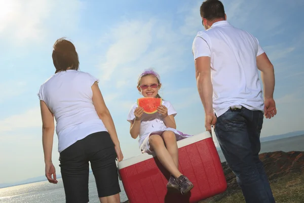 Good time family in front of ocean — Stock Photo, Image