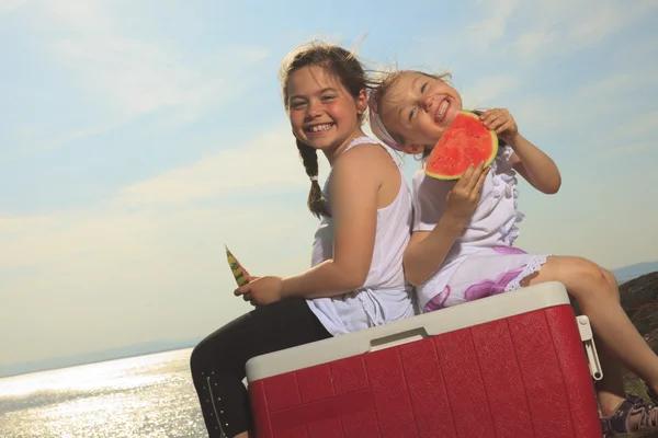 Good time family in front of ocean — Stock Photo, Image