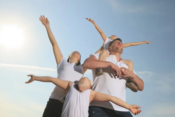 Good time family in front of ocean — Stock Photo, Image