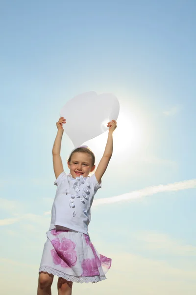 Un bambino che tiene il cuore sopra il cielo — Foto Stock