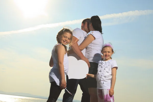 Good time family in front of ocean — Stock Photo, Image