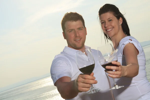 Una pareja bebiendo una botella de vino tinto afuera —  Fotos de Stock