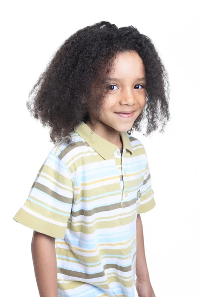 Adorável africanboy com belo penteado isolado sobre branco — Fotografia de Stock