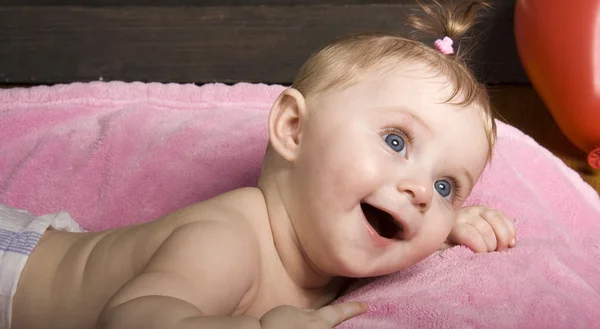 Skvělý happy baby girl portrét doma — Stock fotografie