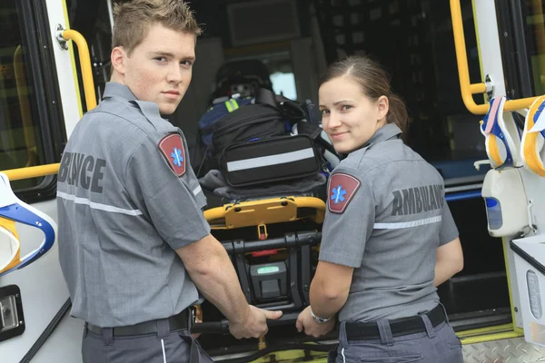 Empleado paramédico con ambulancia Imagen De Stock
