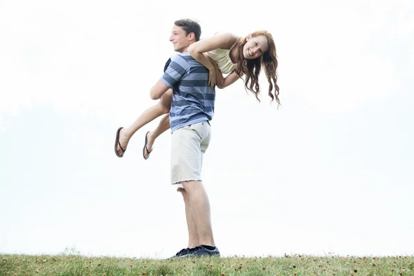 A couple outside having fun together outside — Stock Photo, Image