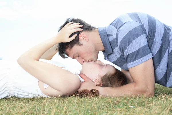 Draußen ein Paar, das zusammen Spaß hat — Stockfoto