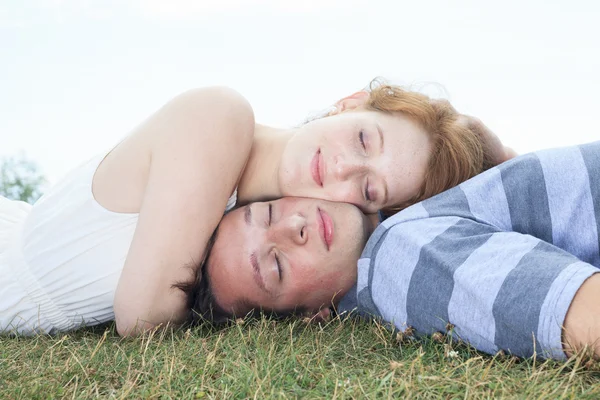 Um casal lá fora se divertindo juntos lá fora — Fotografia de Stock