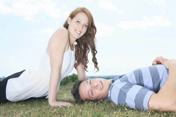 Um casal lá fora se divertindo juntos lá fora — Fotografia de Stock