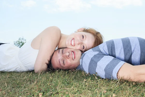 Um casal lá fora se divertindo juntos lá fora — Fotografia de Stock