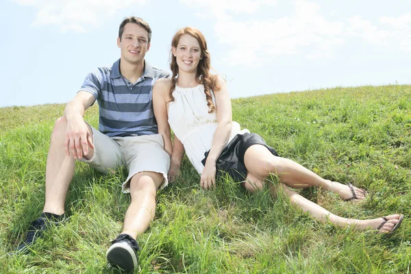 Draußen ein Paar, das zusammen Spaß hat — Stockfoto