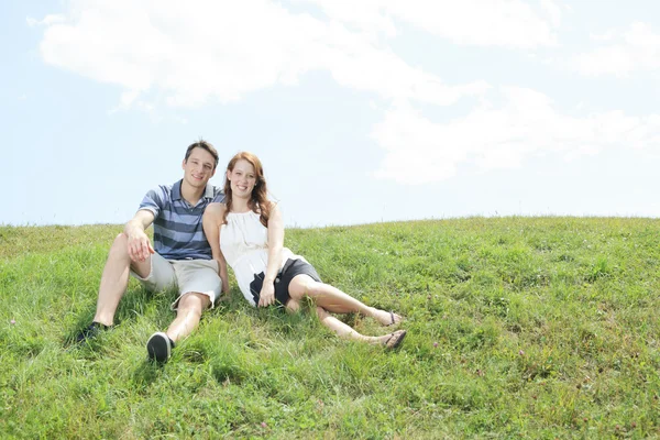 Draußen ein Paar, das zusammen Spaß hat — Stockfoto