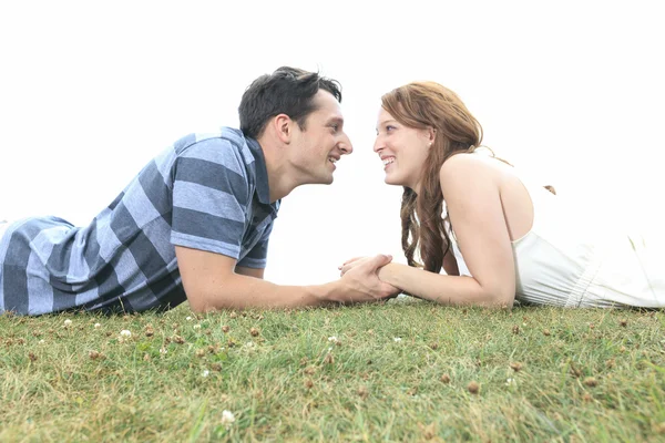 Draußen ein Paar, das zusammen Spaß hat — Stockfoto