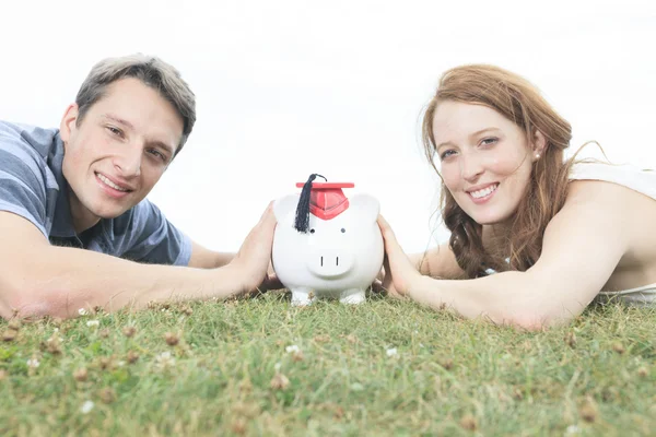 Peníze, venku, financí a vztahy koncept - usmívající se převratu — Stock fotografie