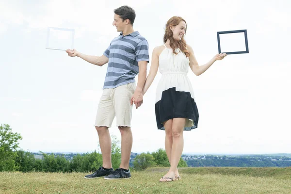 A couple outside having fun together outside — Stock Photo, Image