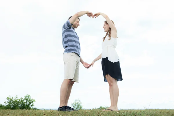 Draußen ein Paar, das zusammen Spaß hat — Stockfoto