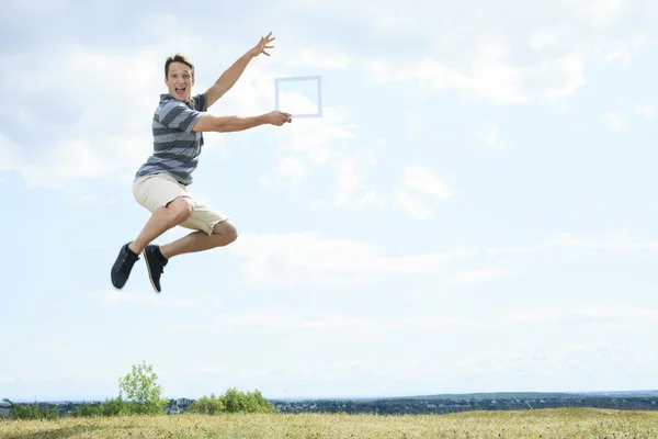 A couple outside having fun together outside — Stock Photo, Image