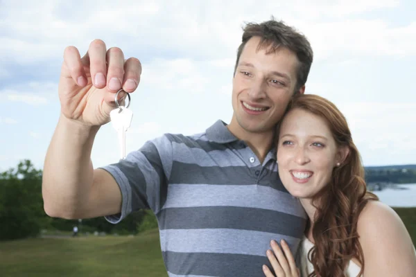 A couple outside having fun together outside — Stock Photo, Image