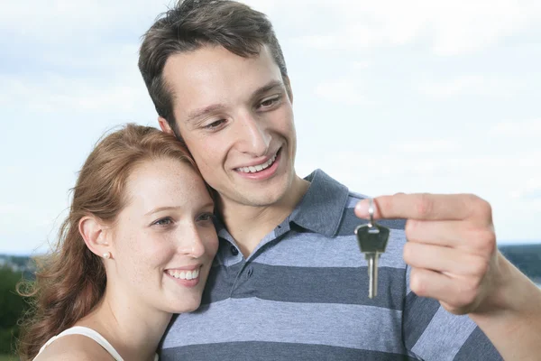 A couple outside having fun together outside — Stock Photo, Image