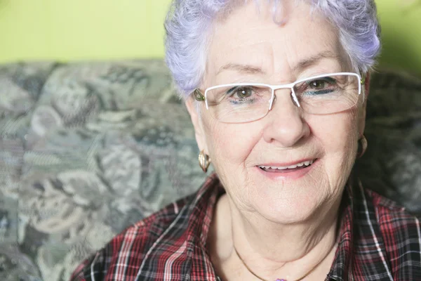 Un retrato de una mujer mayor feliz en casa — Foto de Stock