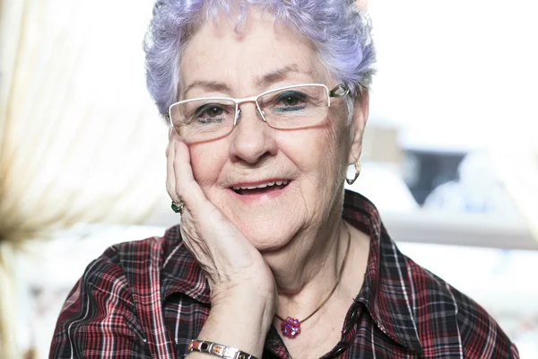 Ett porträtt av en glad äldre kvinna hemma — Stockfoto