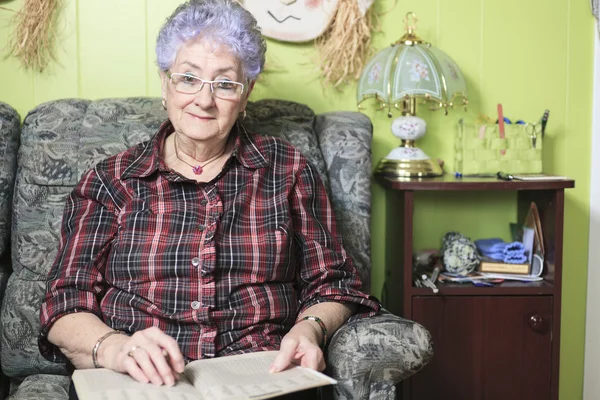 自宅に幸せな年配の女性の肖像画 — ストック写真