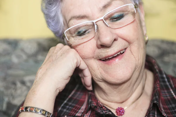 Ett porträtt av en glad äldre kvinna hemma — Stockfoto