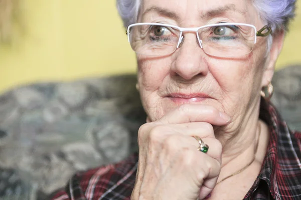 Um retrato de uma mulher idosa feliz em casa — Fotografia de Stock