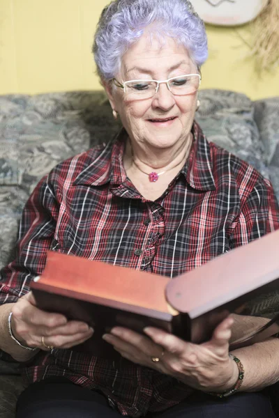 Un retrato de una mujer mayor feliz en casa —  Fotos de Stock