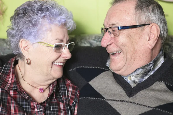 家庭で幸せな年配のカップルの肖像画 — ストック写真