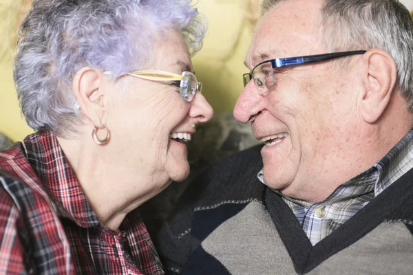 家庭で幸せな年配のカップルの肖像画 — ストック写真