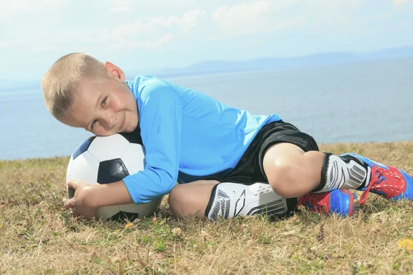 El muchacho con pelota de fútbol — Foto de Stock