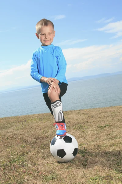 O rapaz com bola de futebol — Fotografia de Stock