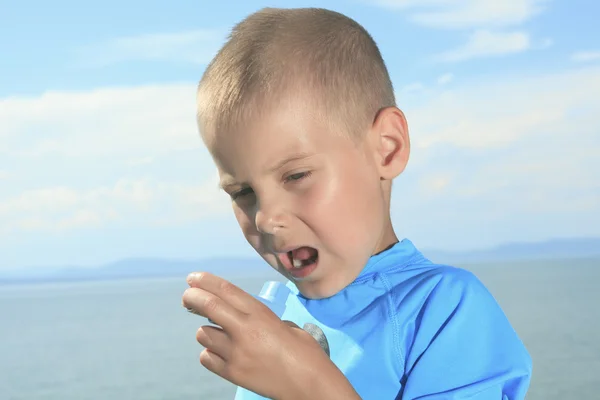 Mladý sport boy použití inhalátor mimo — Stock fotografie