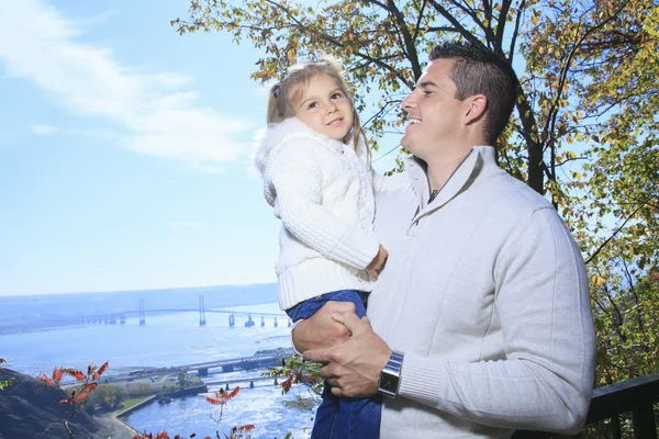 Una familia feliz divirtiéndose al aire libre en otoño —  Fotos de Stock