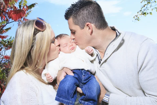 Uma família feliz se divertindo ao ar livre no outono — Fotografia de Stock