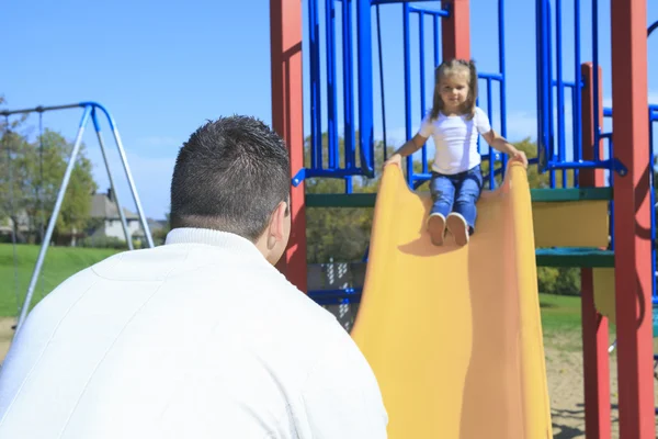 Un padre y una hija jugando en una diapositiva —  Fotos de Stock