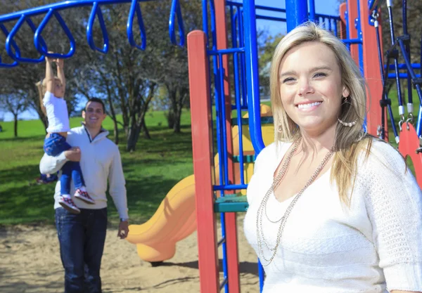 Un retrato de madre y novio e hijos juegan en el playgro —  Fotos de Stock