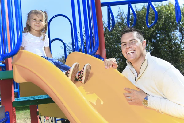 Un padre y una hija jugando en una diapositiva —  Fotos de Stock