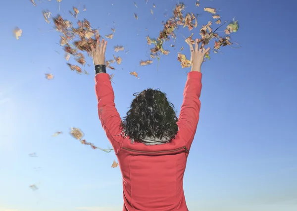 Una giovane ragazza che cammina nel parco autunnale — Foto Stock