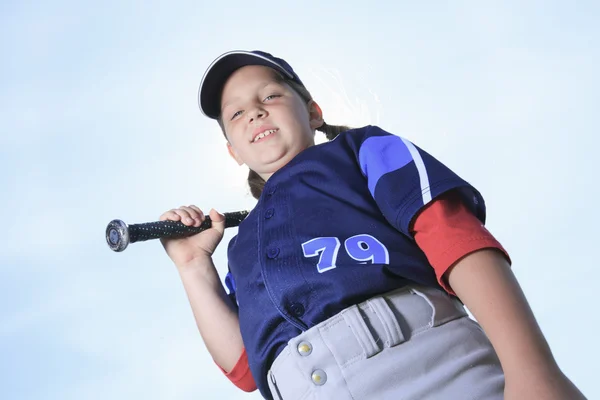 A Baseball lány ütő a kék ég alatt — Stock Fotó