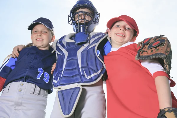 Uma equipa infantil de basebol em campo — Fotografia de Stock