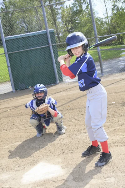 Ett basebollag barn spela denna sport — Stockfoto