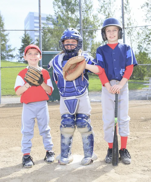 Egy baseball-csapat, a gyermekek játszani ezt a sportot — Stock Fotó
