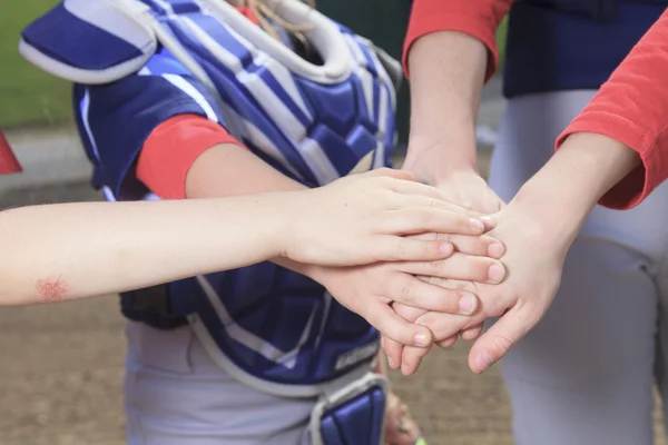 Uma equipa de basebol a juntar as mãos — Fotografia de Stock