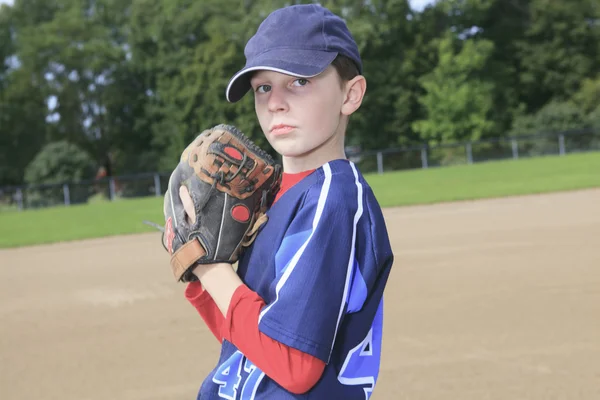 Ett barn baseball pitchen på fältet — Stockfoto